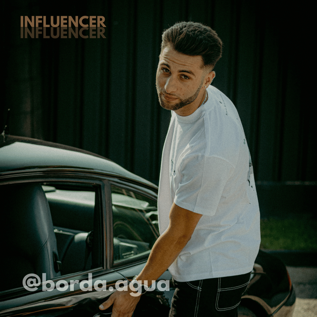 Borda Água, influenciador do programa de afiliados da Carlega, junto a um carro