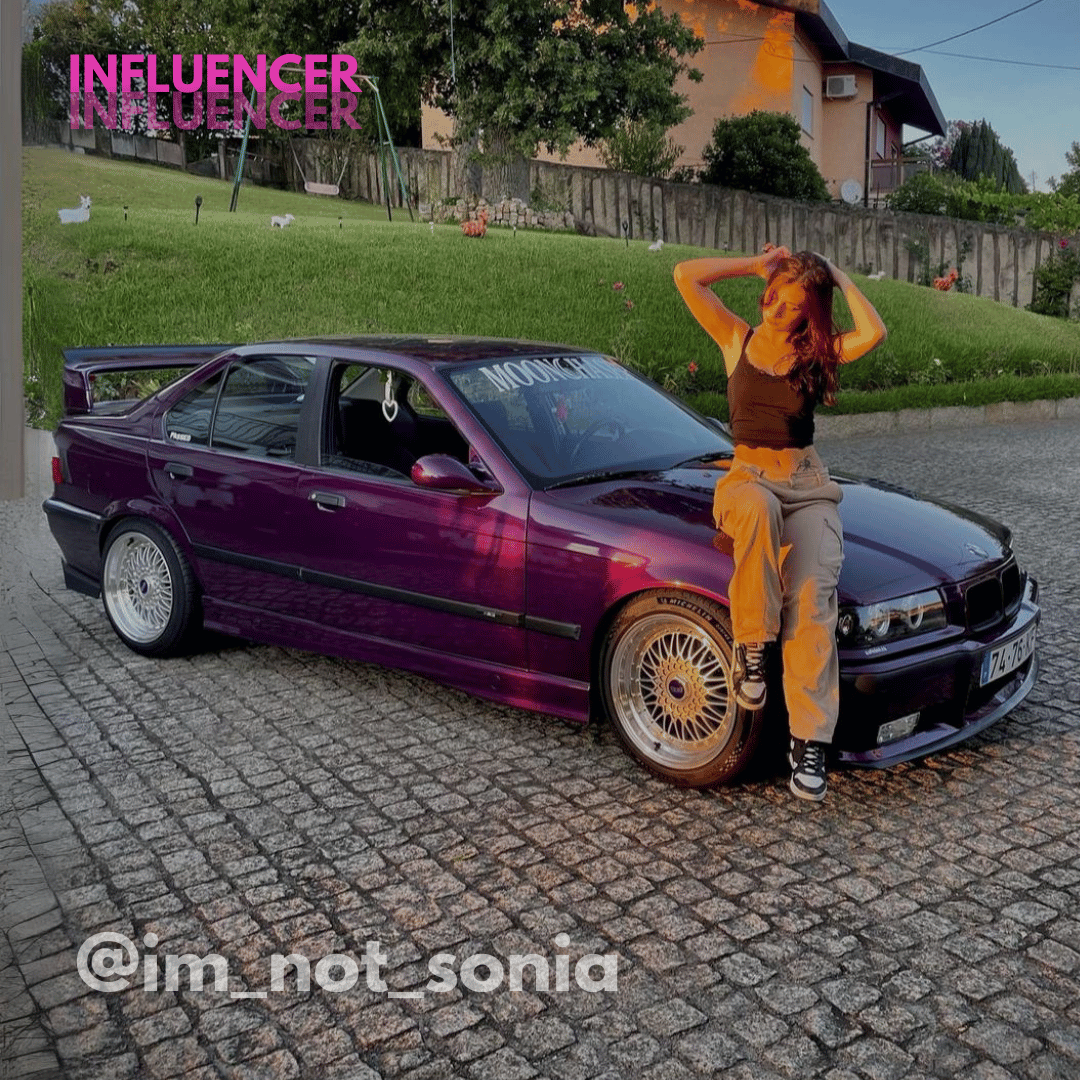 Sónia, influenciadora do programa de afiliados da Carlega, ao lado de um BMW roxo