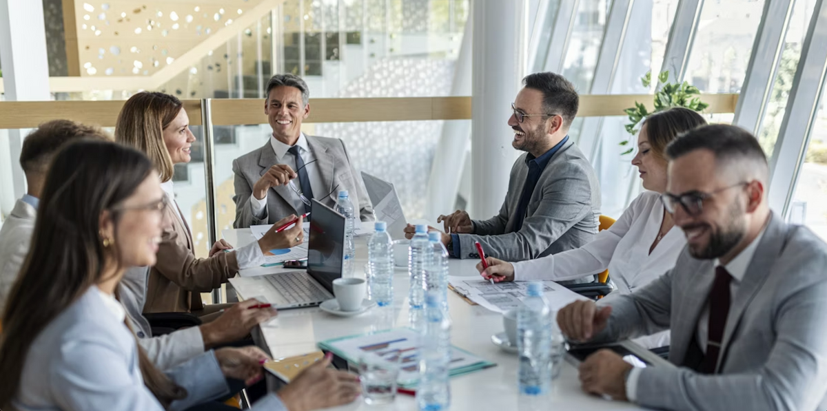 Equipa em reunião à volta de uma mesa, na página do programa de afiliados