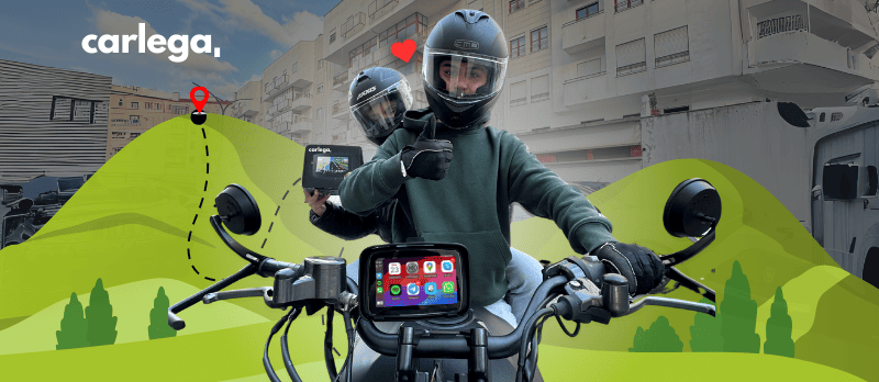 Ilustração de um motociclista a seguir o mapa no ecrã BikePlay montado no guiador
