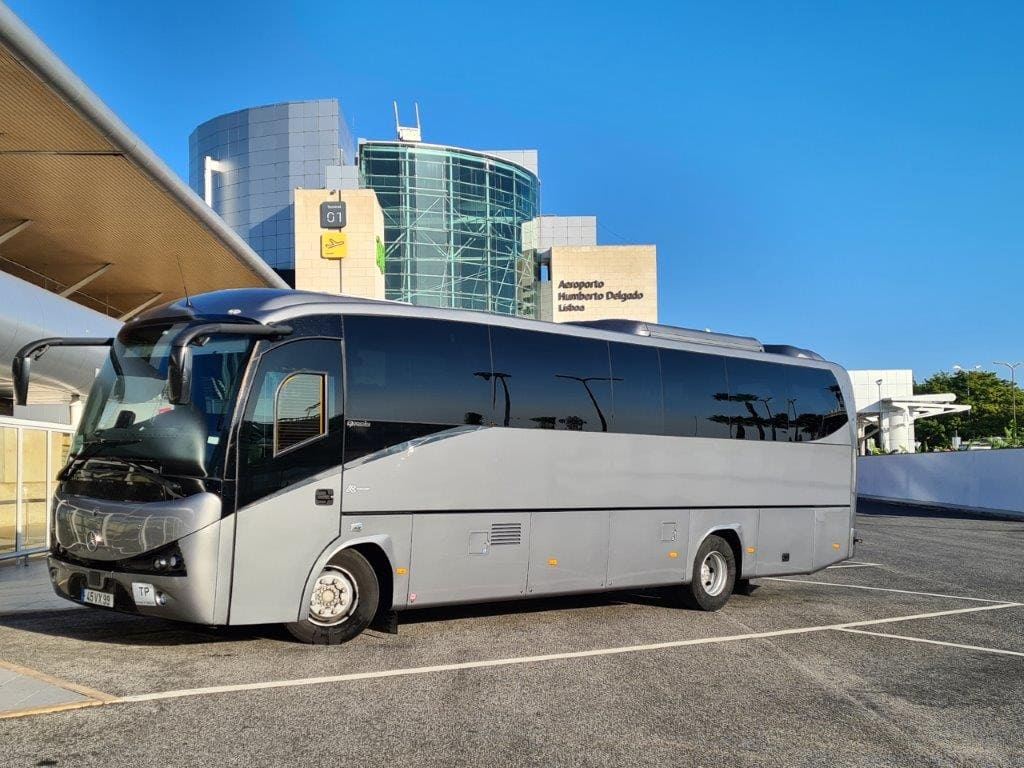 Autocarro de turismo de um cliente Carlega estacionado no aeroporto Humberto Delgado, em Lisboa