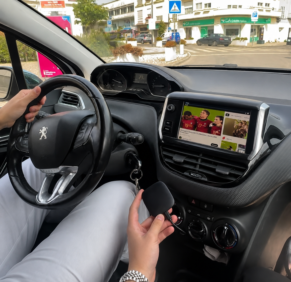 Condutora ao volante de um Peugeot 208 com a Smart Box Carlega a funcionar no ecrã original