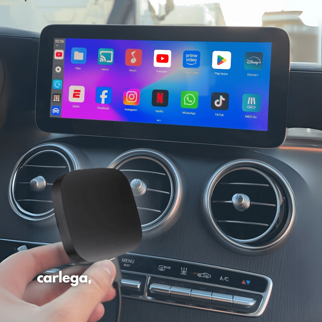 Smart Box Carlega segurada na mão em frente ao ecrã de um Mercedes com as aplicações abertas