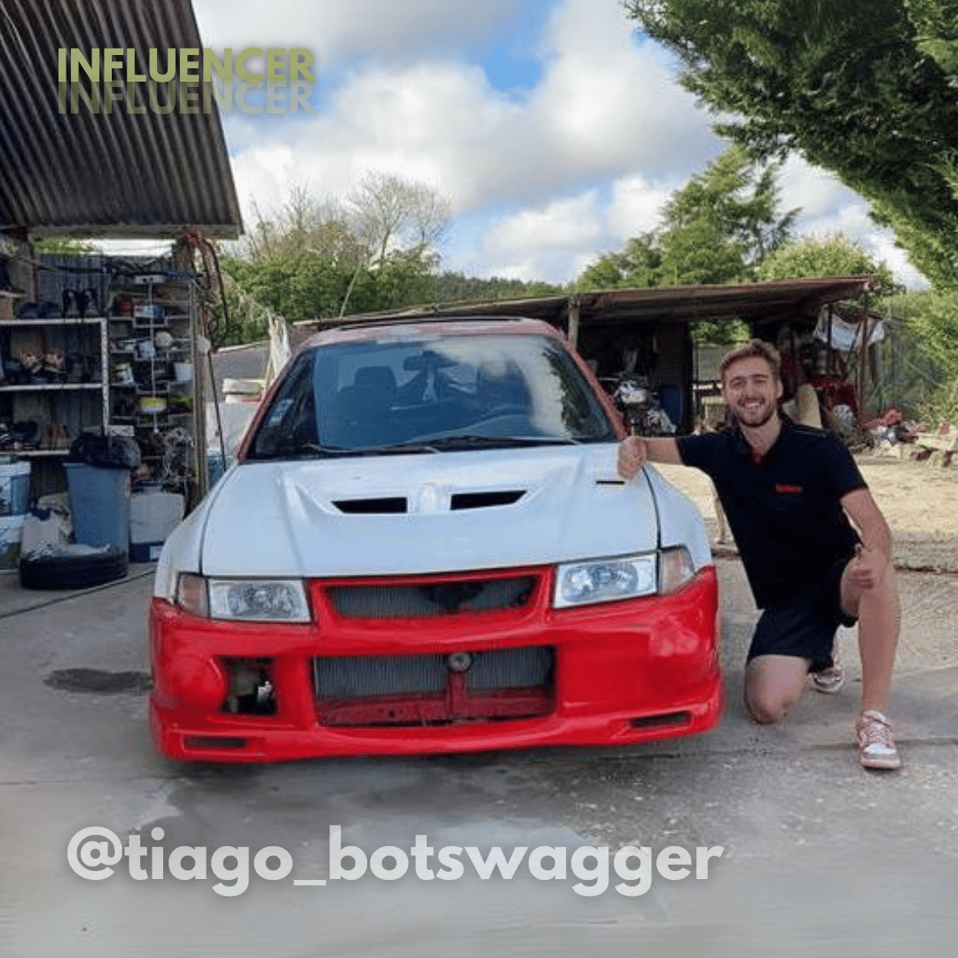 Tiago Botswagger, influenciador do programa de afiliados, junto ao seu carro de competição