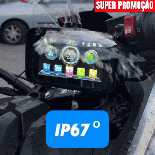 Ecrã BikePlay montado no guiador de uma mota à chuva, com certificação IP67 contra água