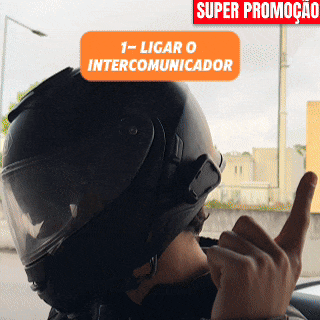 Motociclista a ligar o intercomunicador do capacete ao ecrã BikePlay