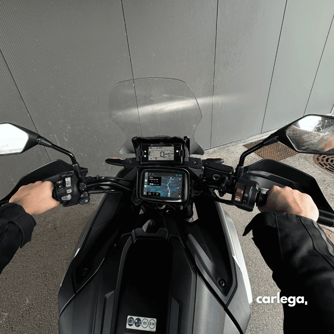 Ecrã BikePlay Pro montado no guiador de uma maxi-scooter, visto do lugar do condutor