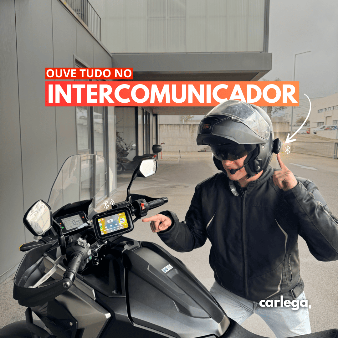 Motociclista a ligar o intercomunicador do capacete ao ecrã BikePlay Pro, junto à mota