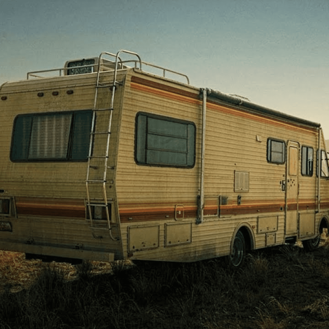 Autocaravana antiga estacionada no campo, outro veículo onde o ecrã Carlega pode ser instalado