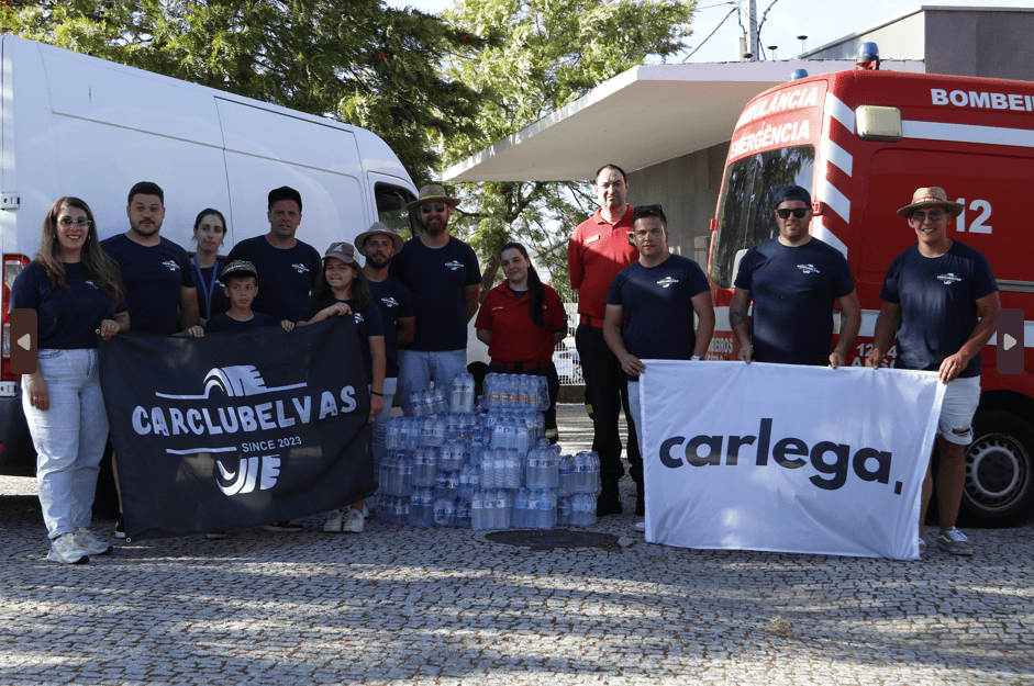 Equipa Carlega e o Car Clube Elvas na entrega de uma doação aos bombeiros