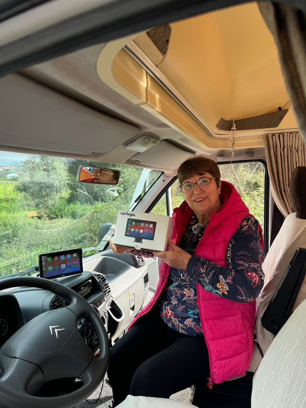 Cliente a mostrar a caixa do ecrã Carlega dentro da sua autocaravana