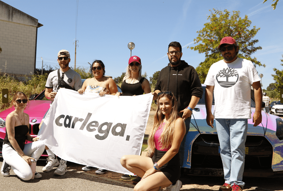 Clientes Carlega com a bandeira da marca num encontro de carros, segunda fotografia