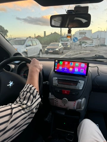 Condutor ao volante de um Peugeot com o ecrã Carlega PRO ligado no tablier