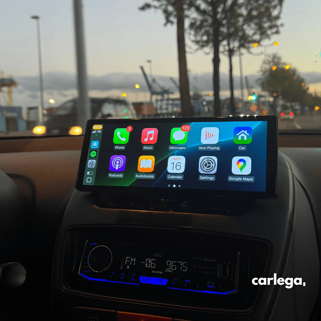 Ecrã Carlega PRO ligado no tablier ao anoitecer, com o CarPlay aberto