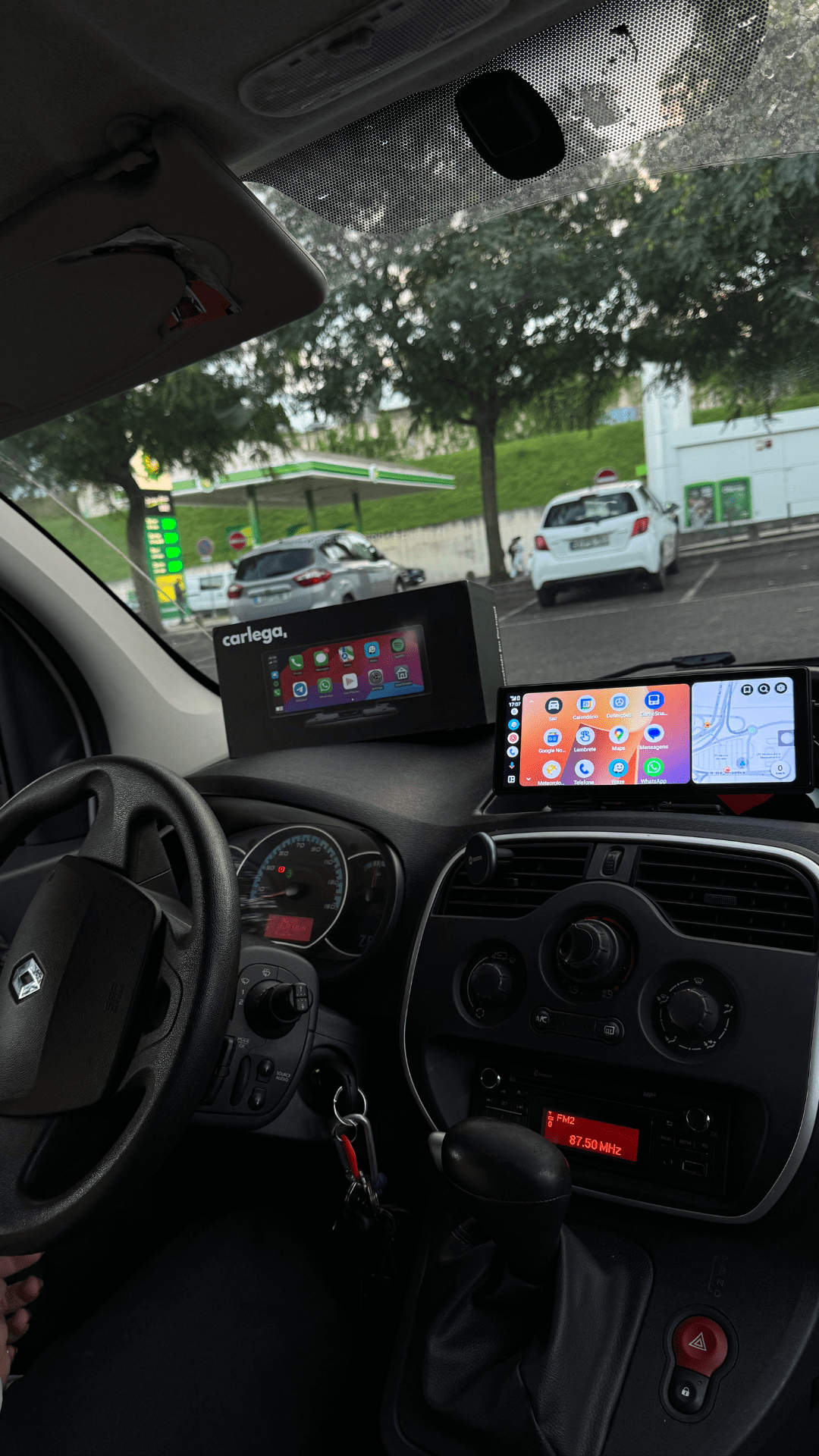 Ecrã Carlega PRO ligado no tablier de uma Renault Kangoo, num dia de chuva