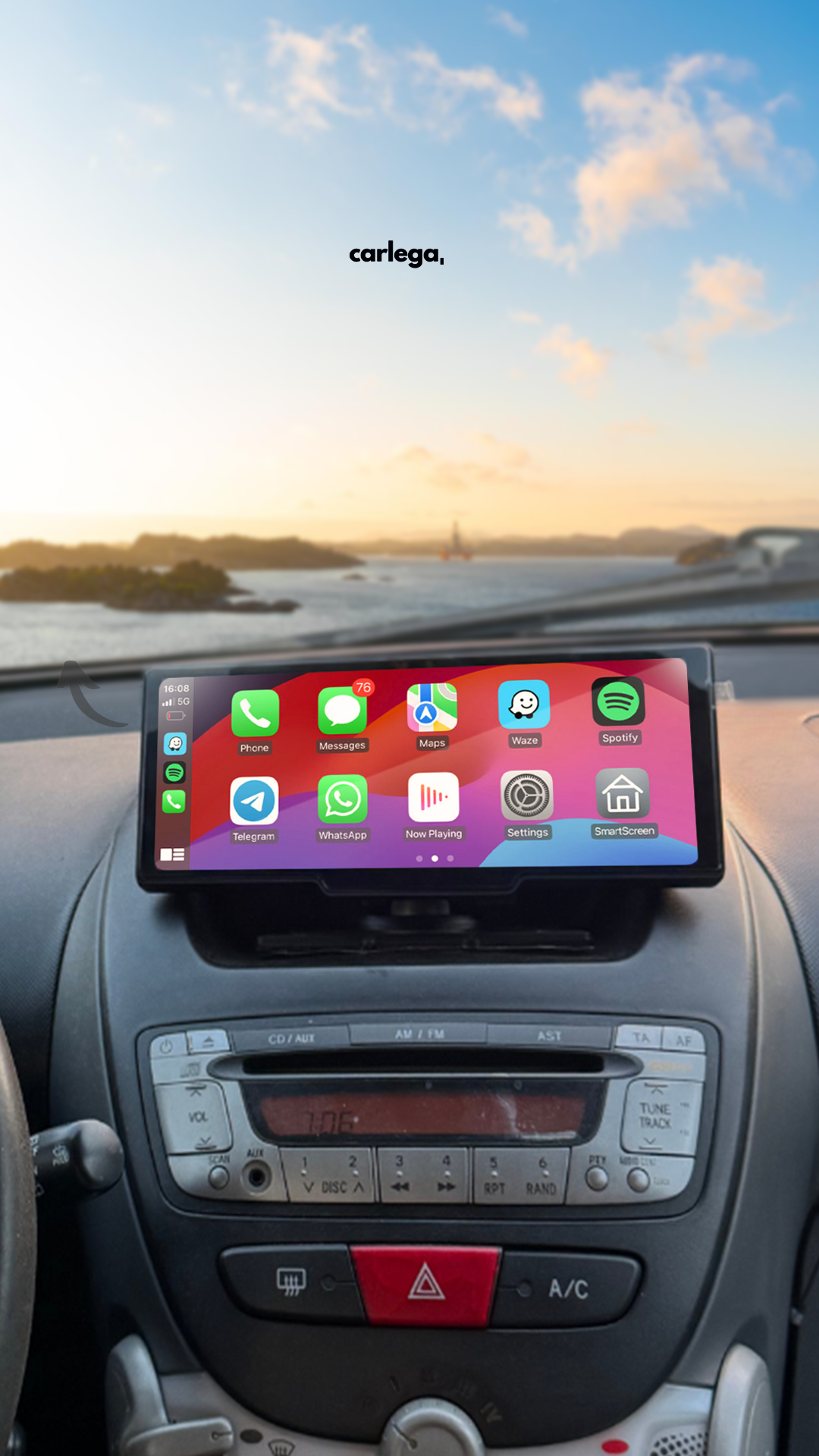 Ecrã Carlega PRO montado no tablier de um carro, com o CarPlay aberto ao pôr do sol