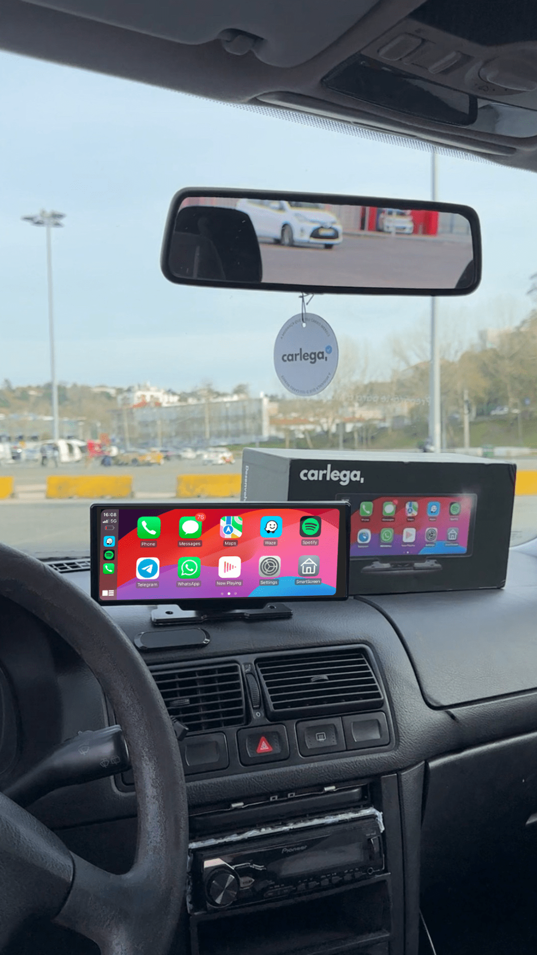 Ecrã Carlega PRO montado no tablier de um Volkswagen Golf, com o CarPlay aberto