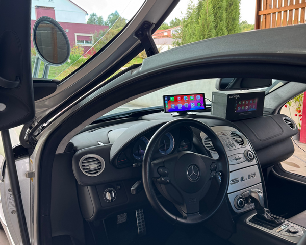 Interior de um Mercedes SLK com o ecrã Carlega PRO montado no tablier