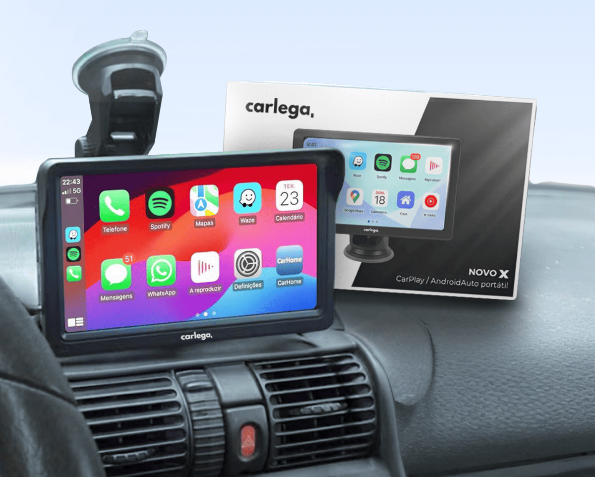 Ecrã Carlega X ligado no tablier de um carro, com a caixa do produto ao lado