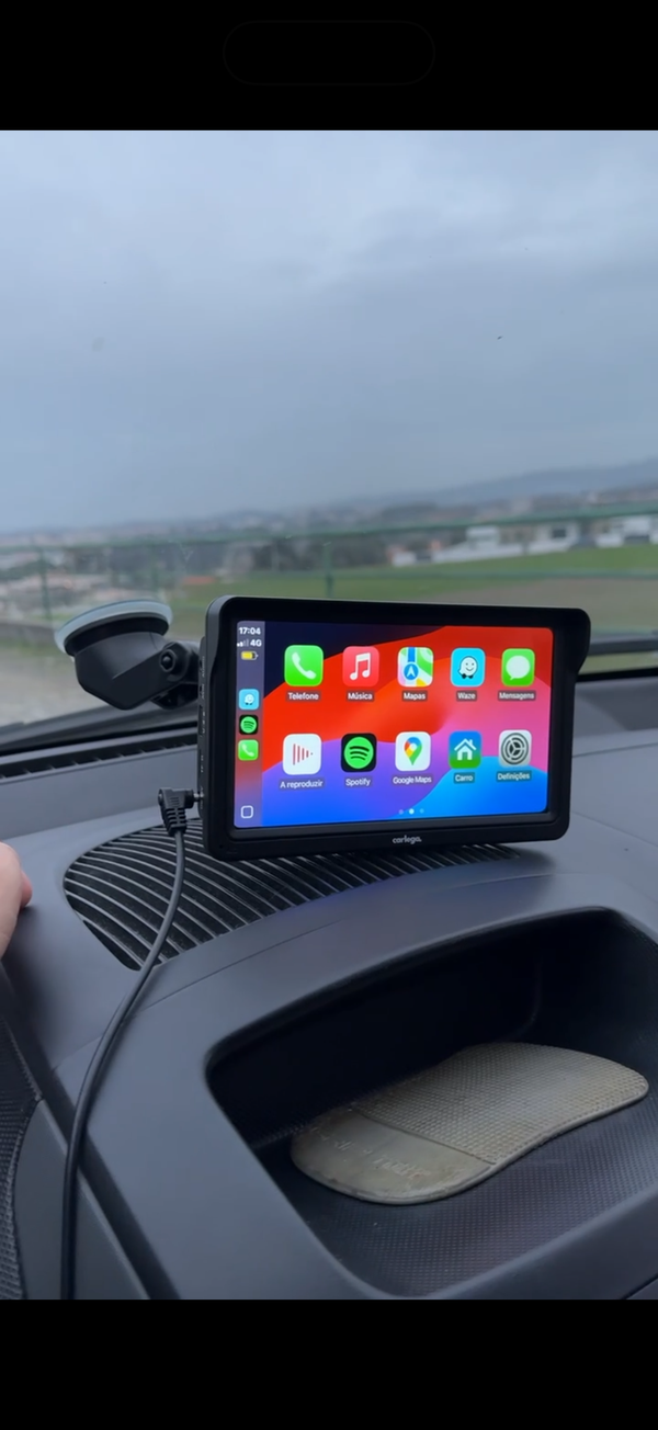 Ecrã Carlega X no tablier de um carro, com telefone, Spotify e Google Maps em português