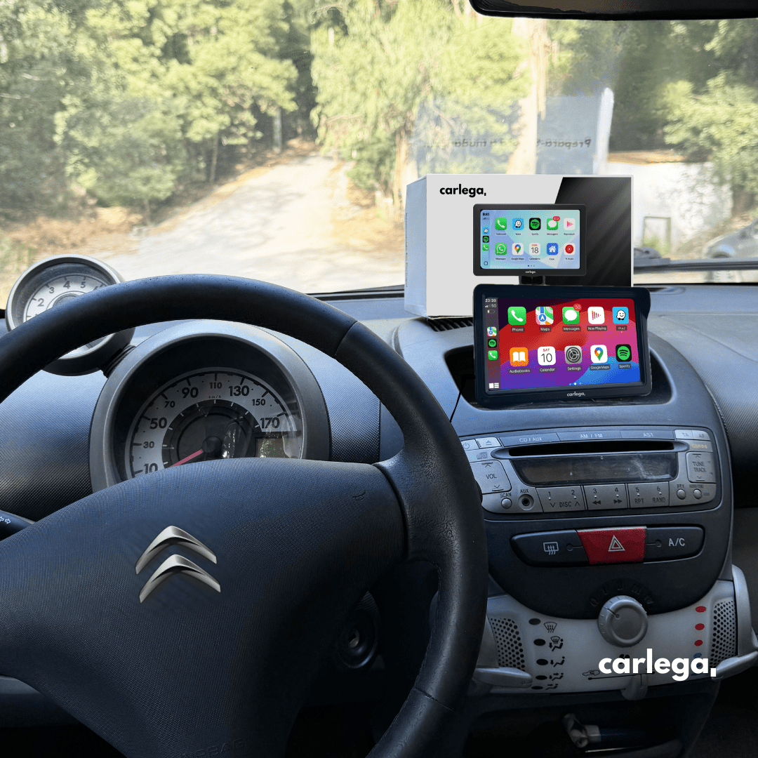 Ecrã Carlega X montado no tablier de um Citroen C1, com a caixa ao lado