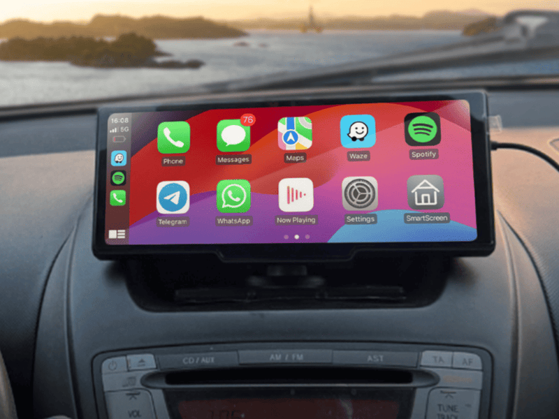 Ecrã Carlega X montado no tablier de um carro, com vista para o mar ao fundo