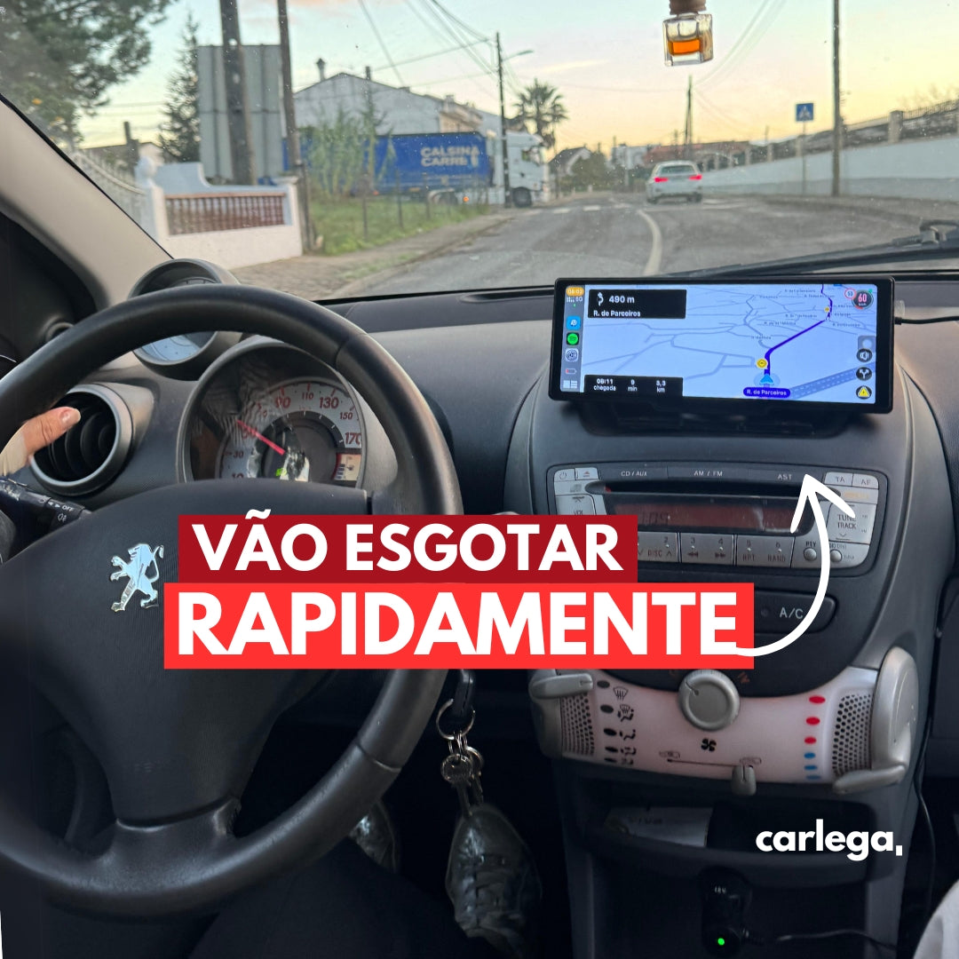 Condutor a arrancar com o ecrã Carlega no tablier e o aviso de que vão esgotar rapidamente