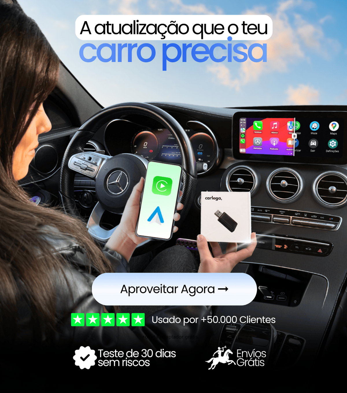 Condutora num Mercedes com a Pen Carlega na mão e o CarPlay no ecrã, com teste de 30 dias