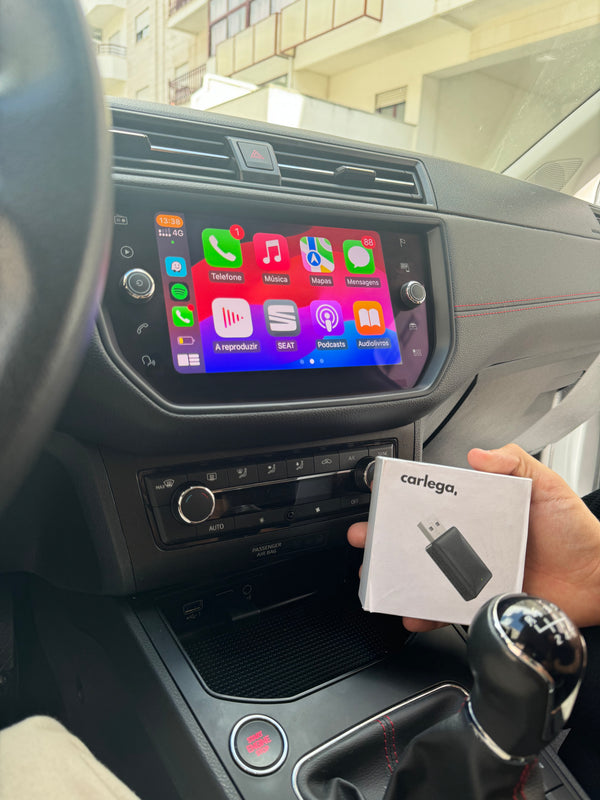 Caixa da Pen Carlega na mão em frente ao ecrã original de um Seat com o CarPlay aberto