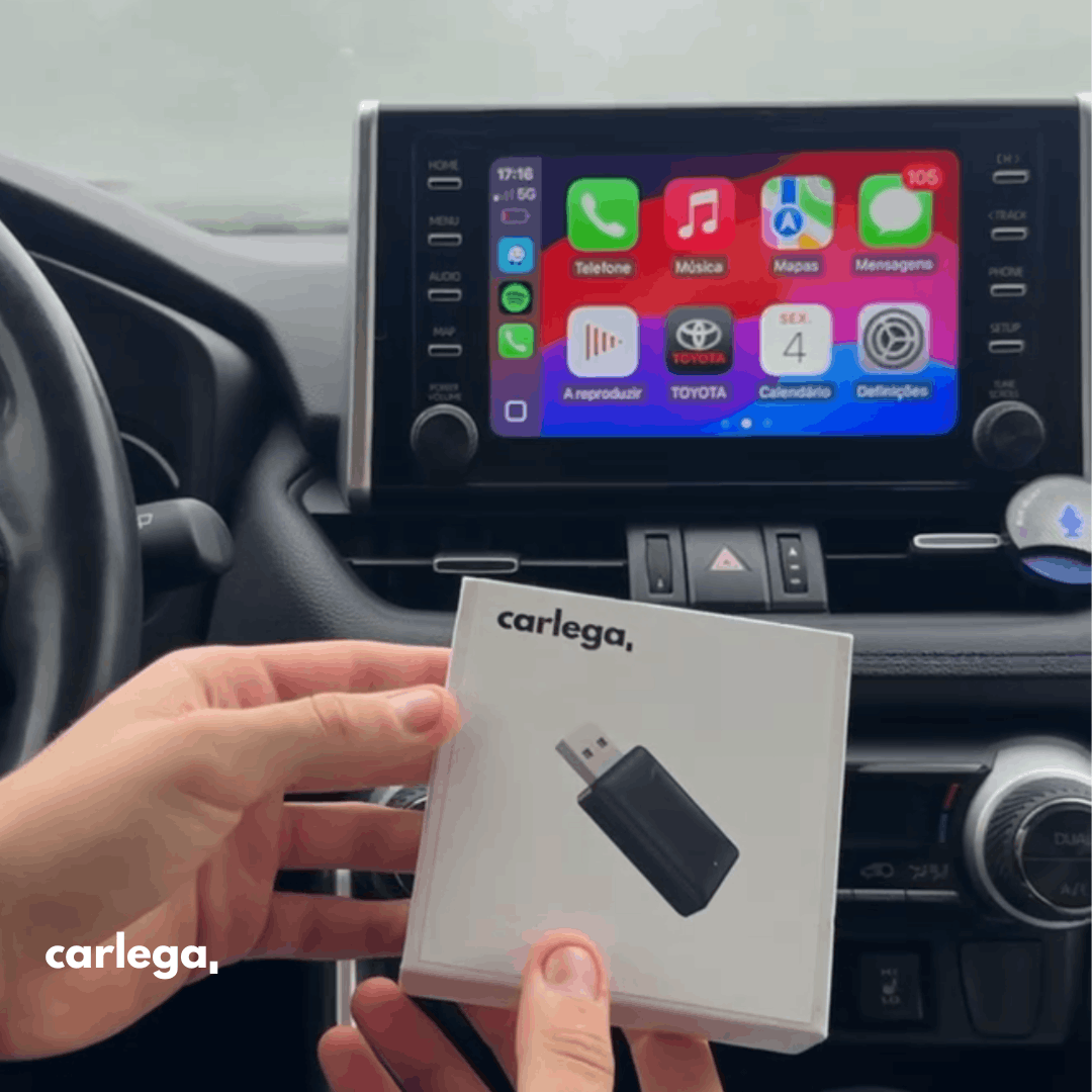 Caixa da Pen Carlega segurada na mão em frente ao ecrã de um Toyota com o CarPlay aberto