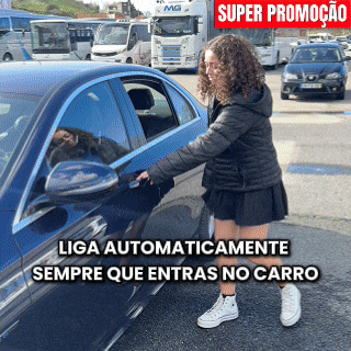 Cliente a abrir a porta do carro; a Pen Carlega liga automaticamente sempre que se entra