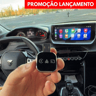 Adaptador Pen PRO Carlega segurado na mão, dentro do carro, com o CarPlay já aberto