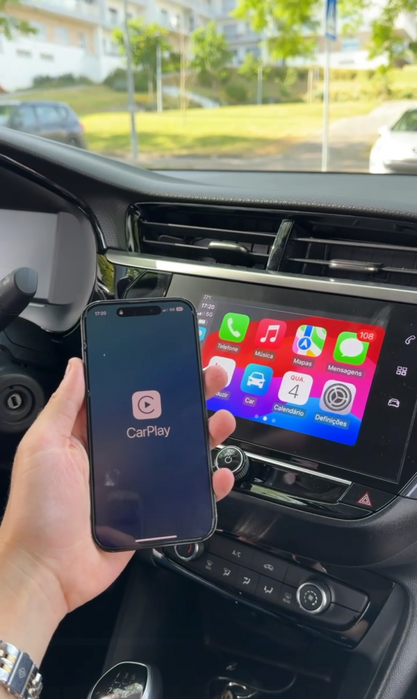 Telemóvel a ligar-se ao CarPlay no ecrã original do carro através da Pen Carlega