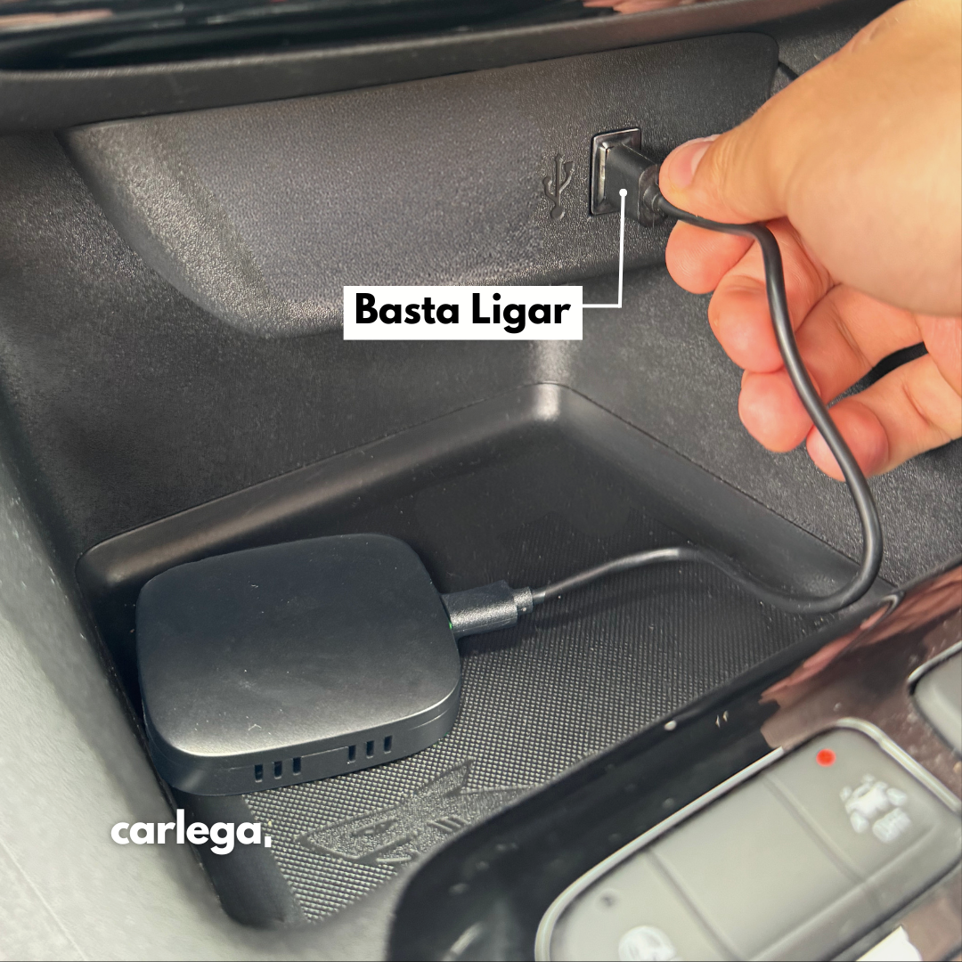 Mão a ligar a Smart Box Carlega ao porta-luvas do carro; basta ligar ao USB