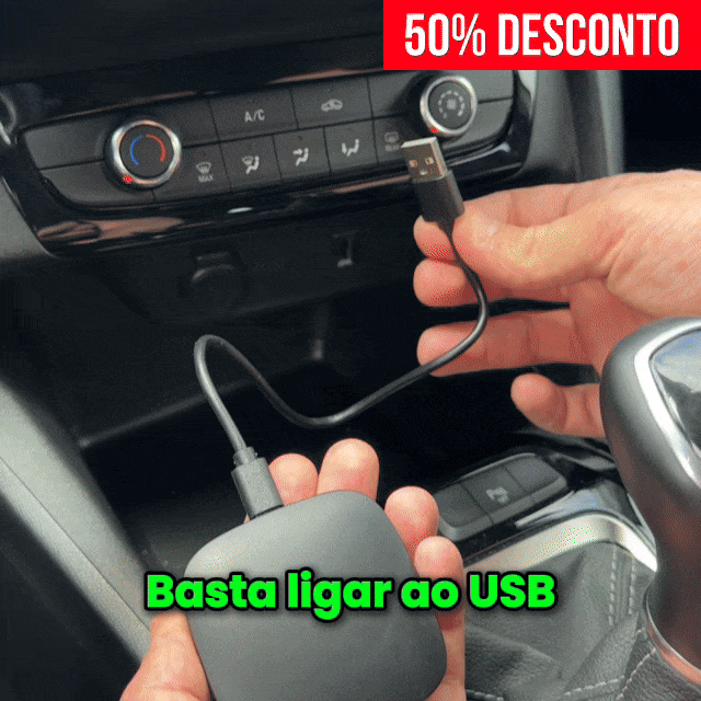 Mão a ligar a Smart Box Carlega à porta USB do carro, com 50% de desconto