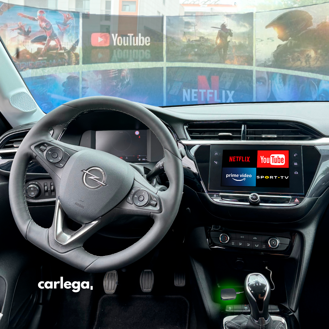 Interior de um Opel com o ecrã a passar Netflix, YouTube, Prime Video e Sport TV pela Smart Box
